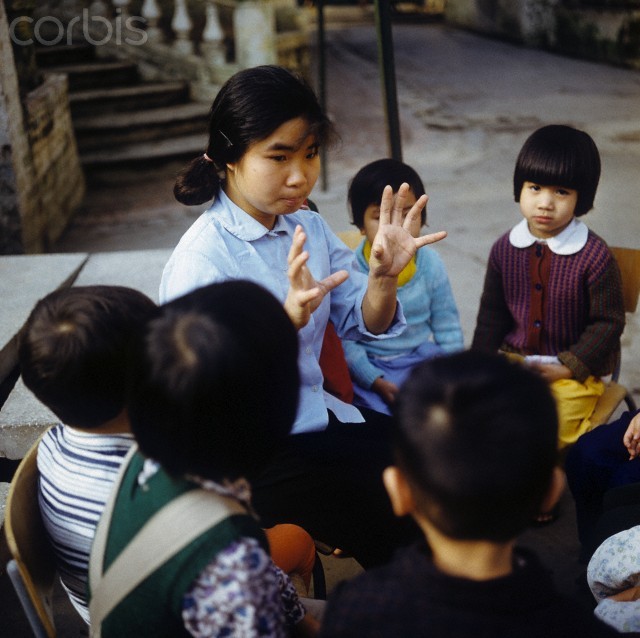 Hà Nội tháng 3/1973. Một cô giáo nhà trẻ đang dạy các em nhỏ học đếm. Ảnh. © Werner Schulze-dpa-Corbis.